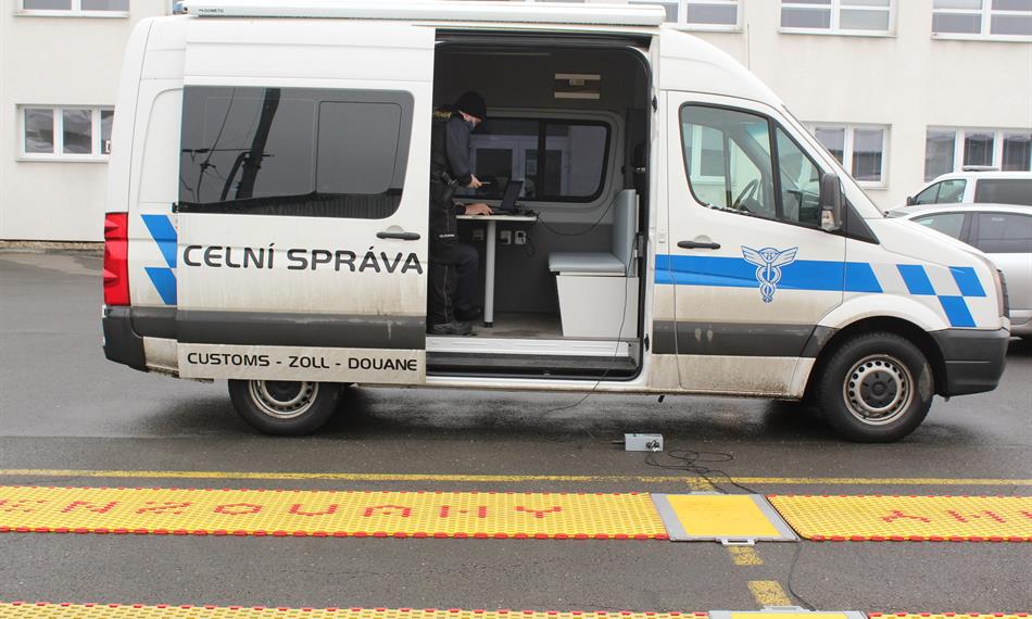 2021-2-4-1014Celické auto a váhy na vážení vozidel.jpg